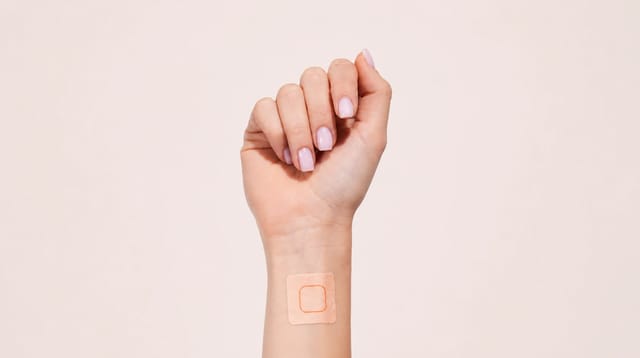 מדבקות אלקטרוליטים Stick to Electrolyte, אריזות ורודות-בז' ושישה מדבקות מרובעות על רקע לבן