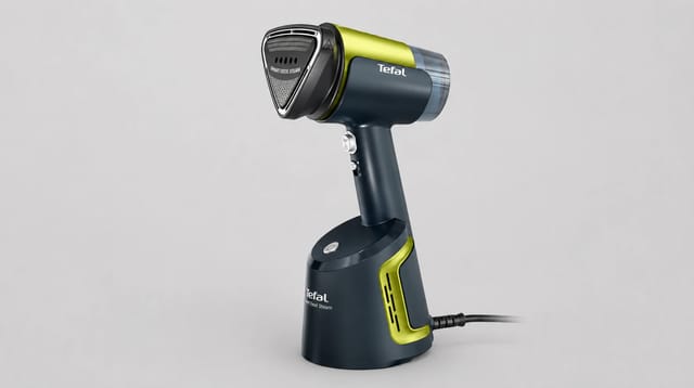 מגהץ אנכי Tefal AeroSteam DT9810G0 בצבע אפור-כחול וזהב-ירוק, מונח על בסיס טעינה
