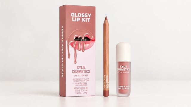 קיט שפתיים גלוסי של Kylie Cosmetics בגוון ורוד-נייד: עיפרון שפתיים ו-Lip Glaze בקופסה ורודה
