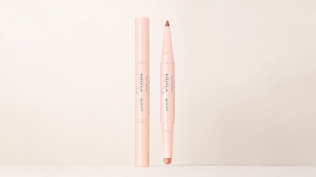עיפרון שפתיים כפול Vamp Creamy Duo של Lilit Cosmetics בגוון נודה, אריזה ורודה עדינה