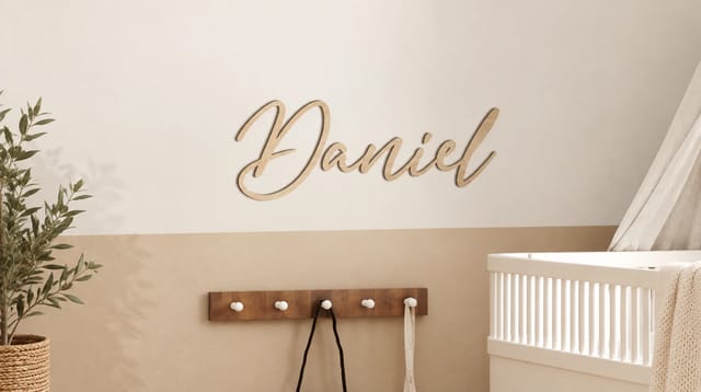 פונפוני - שלט שם מעץ בצבע טבעי עם הכיתוב "Daniel" בגופן כתב יד, מותקן על קיר חדר ילדים בגוונים בז'