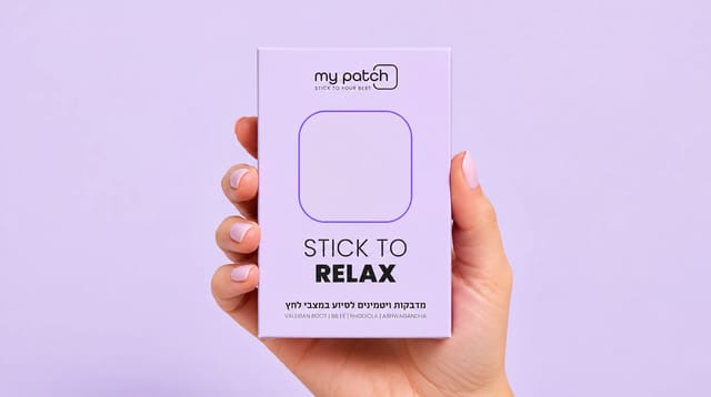 אריזת מדבקות ויטמינים להרפיה של My Patch בצבע סגול בהיר על רקע סגול, עם הכיתוב STICK TO RELAX