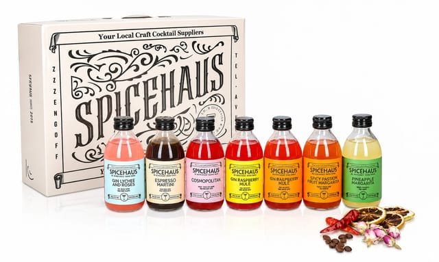 בקבוקי קוקטיילים מוכנים של המותג Spicehaus מוצגים בשורה, בשישה טעמים וצבעים שונים.