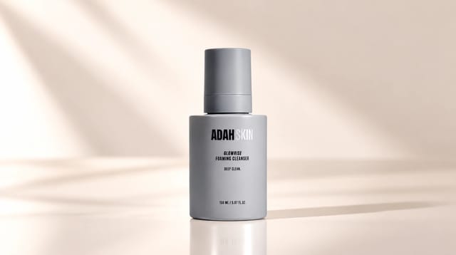 תרחיץ פנים מקציף Glowrise Foaming Cleanser של המותג עדה לזורגן, על רקע קרם־בז' בהיר עם תאורה טבעית וצל רך.