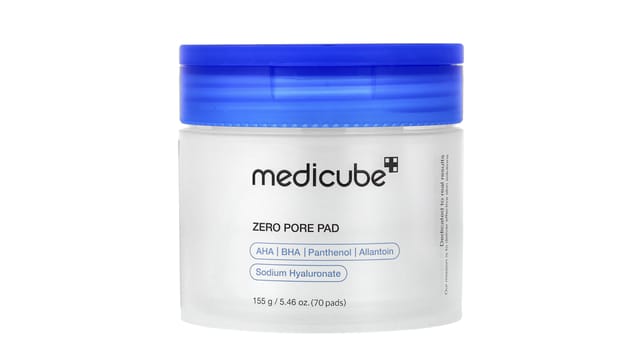 iHerb - צנצנת Zero Pore Pad 2.0 של Medicube עם מכסה כחול, גוף שקוף ולבן ו-70 רפידות ניקוי