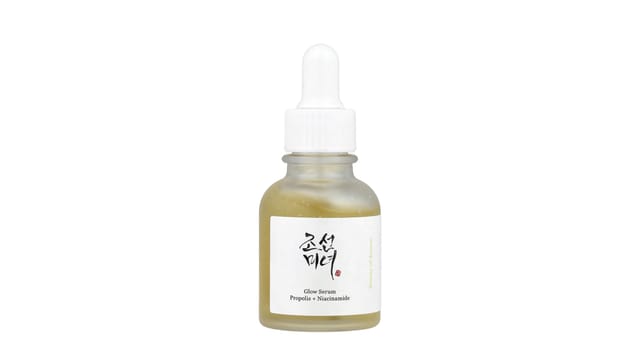 iHerb - סרום זוהר Beauty of Joseon בבקבוק זכוכית שקוף עם טפטפת לבנה ותכולה צהובה-זהובה