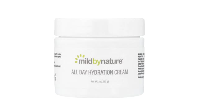 iHerb - צנצנת פלסטיק לבנה של Mild By Nature קרם לחות יומי, 57 גרם, לוגו ירוק-לבן על רקע לבן