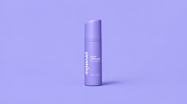 CRM - בקבוק קרם לחות לפנים סגול של Promise Cosmetics עם משאבה וכיתוב לבן, על רקע סגול בהיר