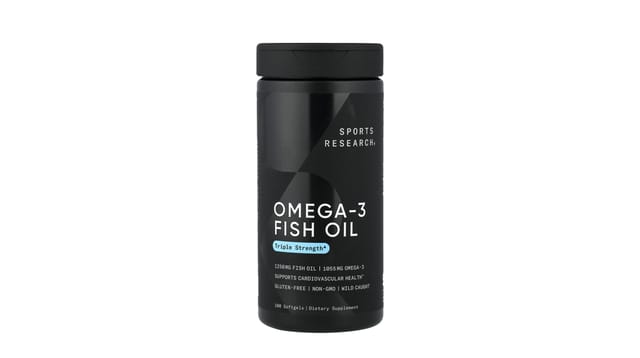 iHerb - בקבוק שחור של Sports Research אומגה 3 שמן דגים, עם מכסה שחור וכיתוב לבן וכחול, על רקע לבן