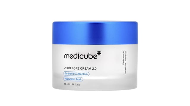 Medicube - צנצנת קרם Zero Pore Cream 2.0 עם מכסה כחול ומיכל לבן על רקע לבן