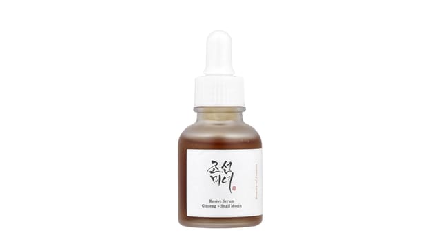 iHerb - סרום Revive של Beauty of Joseon בבקבוקון זכוכית חום עם פיפטה לבנה על רקע לבן