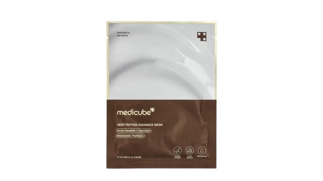 iHerb - מסכת פייס שיט Deep Peptide Radiance של Medicube באריזה חומה-לבנה על רקע לבן