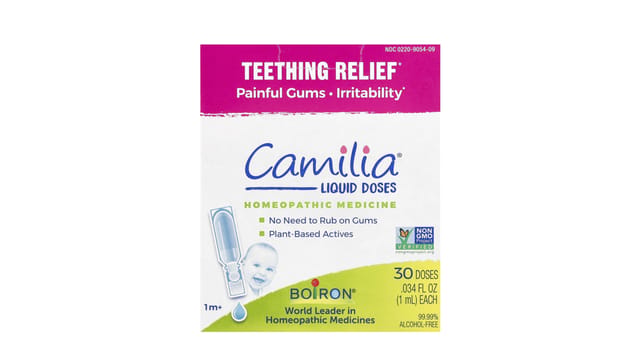 iHerb - אריזת Boiron Camilia, קופסה לבנה עם פס ורוד, לבקיעת שיניים בתינוקות, 30 מנות נוזליות