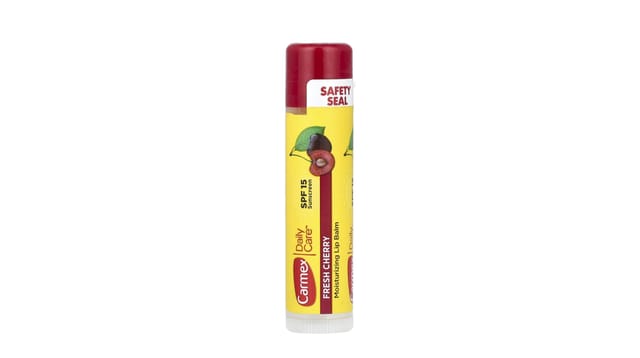 Carmex - שפתון לחות SPF 15 בניחוח דובדבן, אריזת סטיק בצהוב ואדום עם תמונת דובדבן