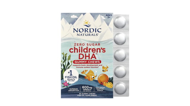iHerb - קופסת סוכריות גומי DHA לילדים של Nordic Naturals בצבעי כחול, עם אריזת בליסטר כסופה לצדה