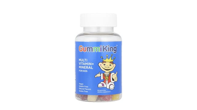 iHerb - בקבוק שקוף עם מכסה לבן של GummiKing מולטי ויטמין לילדים, תווית כחולה עם דמות מלך מצוירת וסוכריות גומי צבעוניות