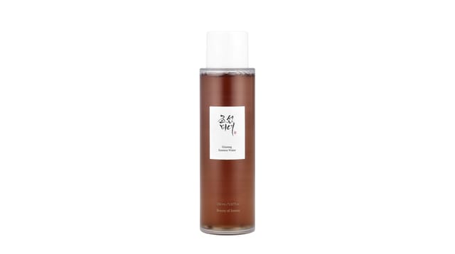 iHerb - בקבוק שקוף עם נוזל חום-אדום של מי עצמת ג'ינסנג Beauty of Joseon, פקק לבן, תווית לבנה עם כתב קוריאני
