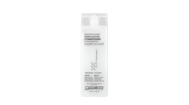 iHerb - בקבוק מרכך לחות עמוקה Smooth As Silk של Giovanni, אריזה לבנה עם משאבה, רקע לבן