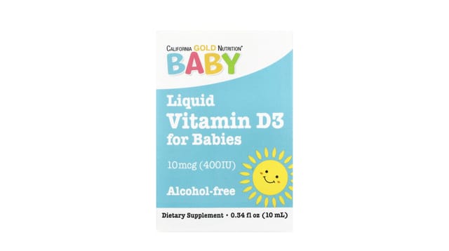 iHerb - קופסת טיפות ויטמין D3 לתינוקות של California Gold Nutrition, רקע תכלת עם שמש מחייכת צהובה