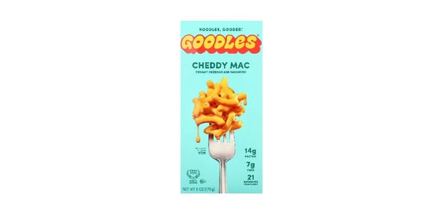 iHerb Goodles - קופסת Cheddy Mac בתכלת עם מקרוני גבינה צהובה על מזלג, רקע בהיר