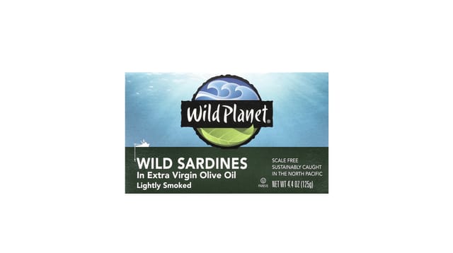 Wild Planet - קופסת שימורים של סרדינים בשמן זית כתר בצבעי כחול וירוק על רקע לבן