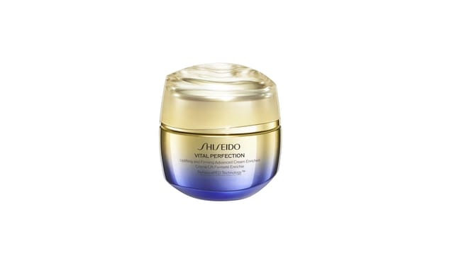 לילית קוסמטיקה - צנצנת קרם Shiseido Vital Perfection Enriched בצבעי כחול וזהב על רקע לבן