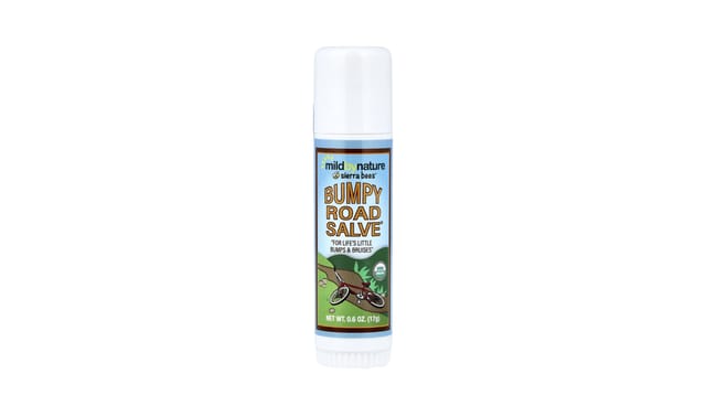 Mild By Nature - סטיק טיפולי Bumpy Road Salve בגוון לבן עם תווית חומה וירוקה, 17 גרם