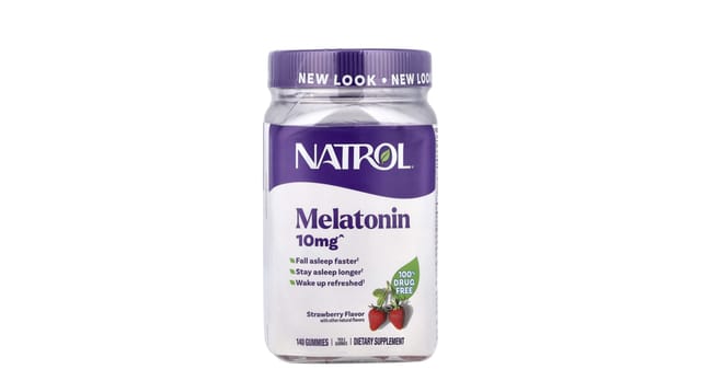 iHerb - בקבוק שקוף עם מכסה סגול של Natrol סוכריות גומי מלטונין 10 מ"ג בטעם תות