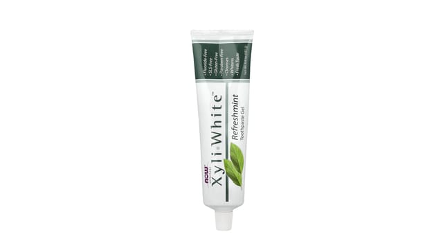 iHerb - שפופרת ג'ל משחת שיניים XyliWhite של NOW Foods, עיצוב לבן-ירוק עם עלי נענע