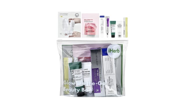 iHerb - ערכת יופי K-Beauty Glow On-The-Go, תיק שקוף עם מוצרי טיפוח קוריאניים צבעוניים מגוונים