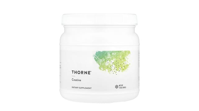 iHerb - קריאטין מונוהידראט של Thorne באריזה לבנה עגולה עם עיצוב ירוק מימי על רקע לבן