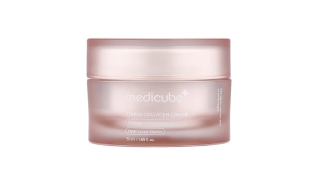 Medicube - צנצנת קרם קולגן Triple Collagen בגוון ורוד-זהב עדין על רקע לבן