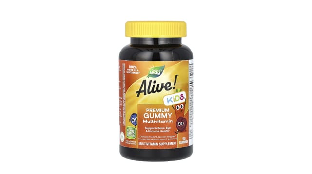 iHerb - בקבוק כהה עם מכסה צהוב של מולטי-ויטמין גומי לילדים Alive! מבית Nature's Way, עם תווית כתומה-זהובה