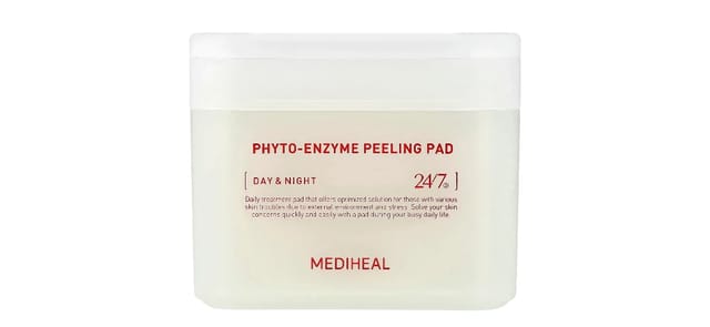 MEDIHEAL - קופסת פילינג פדים פיטו-אנזים לבנה שקופה עם כיתוב אדום, לשימוש יומי ולילי