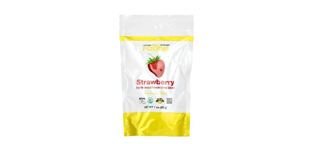 iHerb - שקית לבנה-צהובה של פרוסות תות שדה מיובשות בהקפאה של California Gold Nutrition Foods, 28 גרם