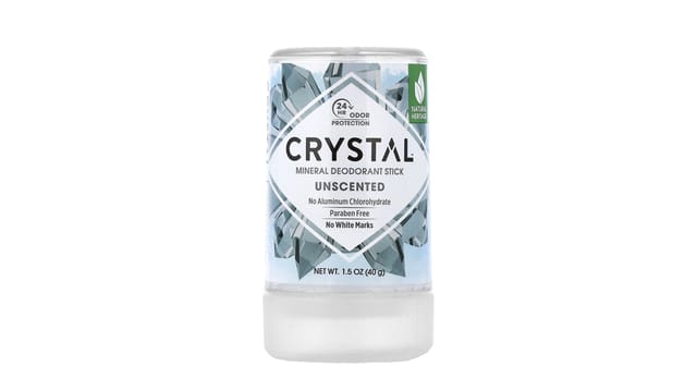 iHerb - דאודורנט מינרלי סטיק ללא ריח של CRYSTAL, אריזה שקופה עם תווית כחולה-לבנה על רקע לבן