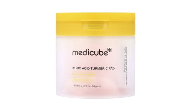iHerb Medicube - צנצנת שקופה עם מכסה צהוב המכילה 70 פדים עם חומצה קוג'ית וכורכום