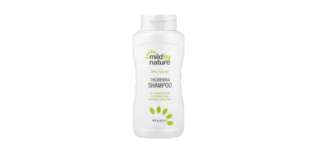 iHerb - בקבוק שמפו לבן של Mild By Nature, עם לוגו ירוק וכיתוב Thickening Shampoo Citrus Squeeze, 473 מ"ל