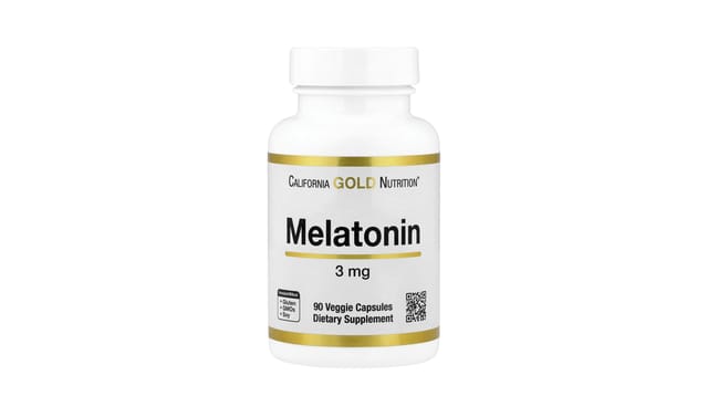 iHerb - בקבוק לבן עם פס זהב של California Gold Nutrition מלטונין 3 מ״ג, 90 כמוסות צמחיות