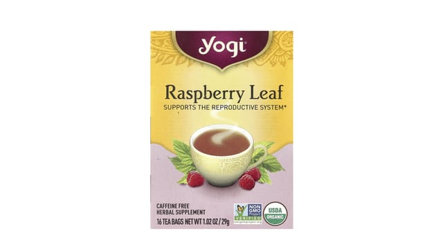 iHerb - קופסת תה עלי פטל Yogi Tea בצבעי זהב וסגול, עם כוס תה ופירות פטל טריים