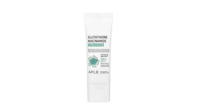 iHerb - קרם הגנה APLB Glutathione Niacinamide SPF 50+ בשפופרת לבנה עם כיתוב טורקיז על רקע לבן
