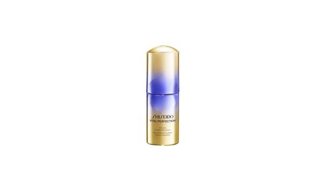 לילית קוסמטיקה - בקבוק סרום Vital Perfection SculptDefine של Shiseido, גוון זהב וסגול, על רקע לבן