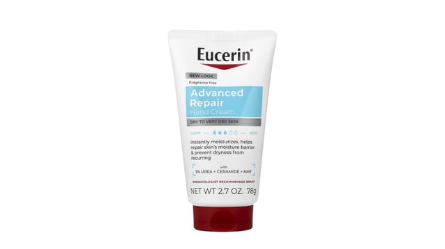 iHerb - שפופרת לבנה של קרם ידיים Advanced Repair מבית Eucerin עם פקק אדום וכיתוב כחול, על רקע לבן