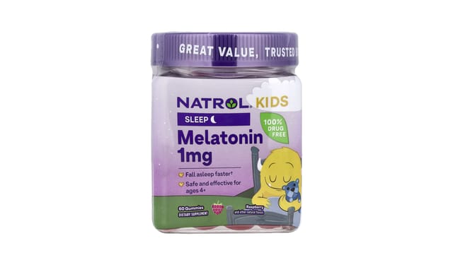 iHerb - בקבוק סגול של סוכריות גומי מלטונין 1 מ"ג לילדים של Natrol, עם איור ילד ישן