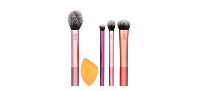 iHerb Real Techniques Everyday Essentials Set - סט 3 מברשות איפור ורודות, מברשת סגולה וספוג כתום על רקע לבן