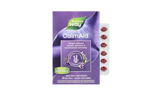 iHerb - תוסף CalmAid של Nature's Way, קופסה סגולה עם לבנדר ו-30 כמוסות רכות אדומות