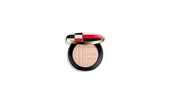 לילית קוסמטיקה - פודרה מבריקה Color + Glow Enhancer של Shiseido בגוון ורוד-זהוב, בקופסה שחורה עם מכסה צבעוני