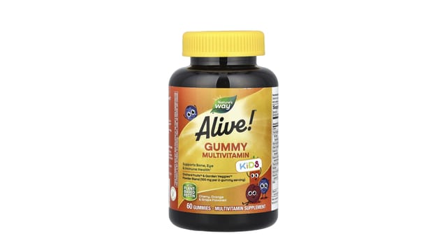iHerb - בקבוק כהה עם מכסה צהוב של מולטי-ויטמין לילדים Nature's Way Alive!, תוויות צבעוניות עם דמויות פירות מצוירות