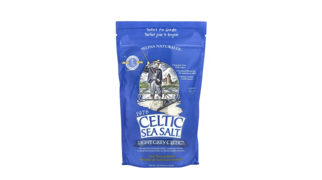 iHerb - שקית כחולה של Celtic Sea Salt מלח ים אפור בהיר, עם איור דייג קלאסי, משקל 454 גרם