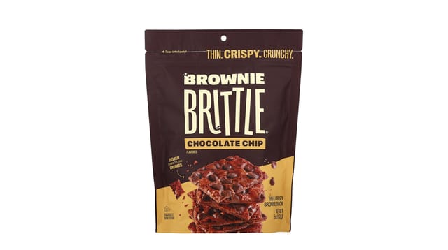 iHerb - שקית חום-זהב של Brownie Brittle שוקולד צ'יפס, עם תמונת פרורי בראוני פריכים ושוקולד צ'יפס
